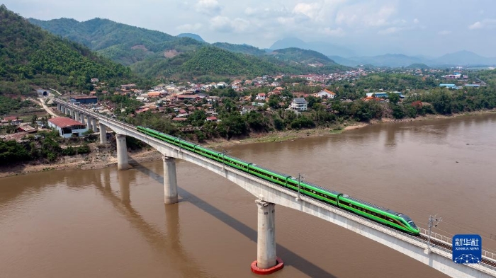 老撾瑯勃拉邦湄公河特大橋